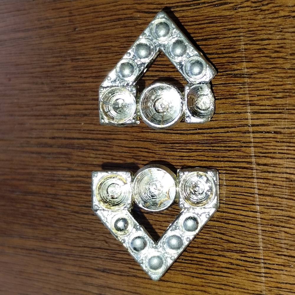 2 Geometric Buttons